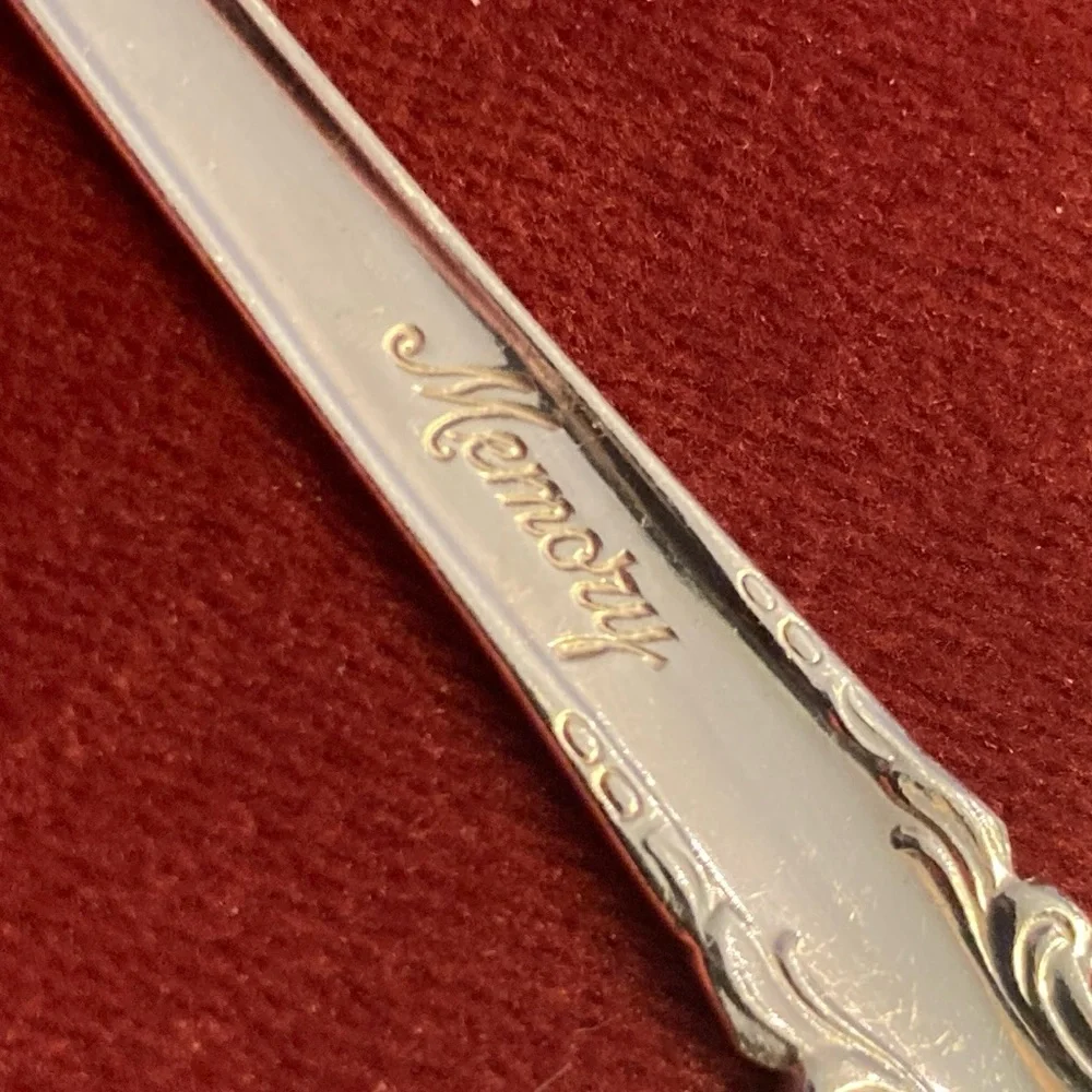 Set of 7 Wm Rogers Mfg Silverplate Dinner Spoons in Memory Pattern | 1960s - Picture 4 of 6
